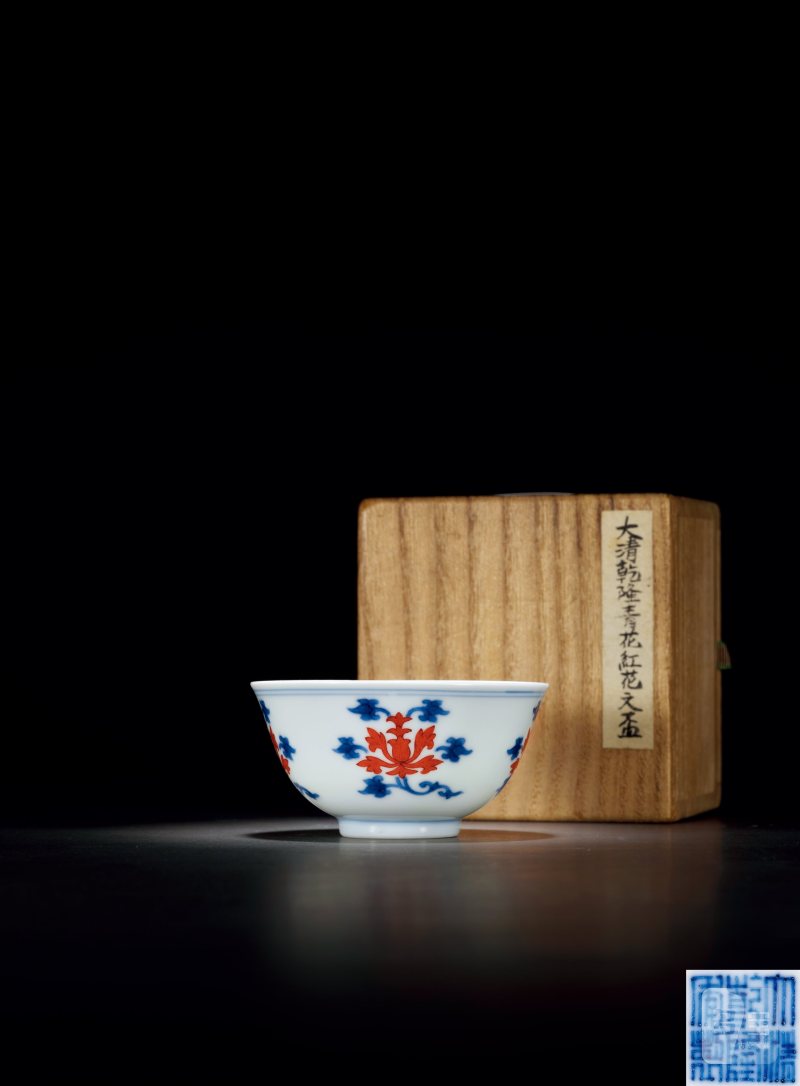 清乾隆 青花矾红折枝宝莲纹茶圆